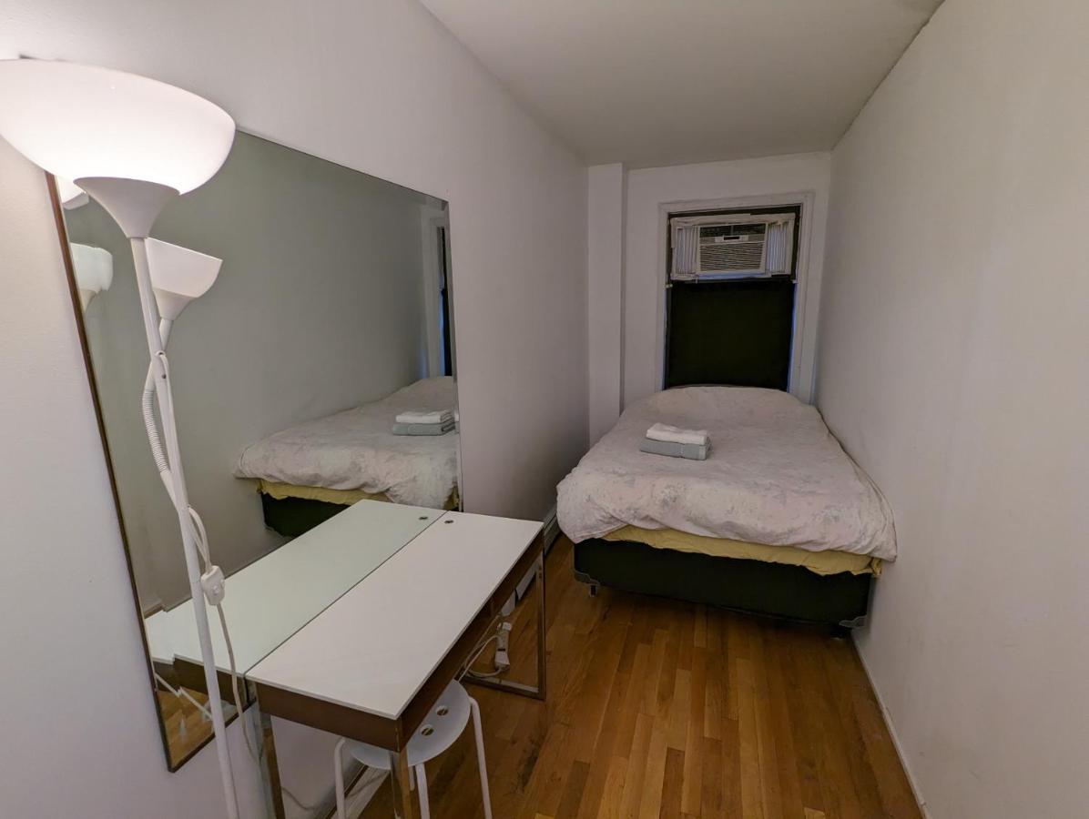 Central & Affordable Williamsburg Small Room Нью-Йорк Экстерьер фото