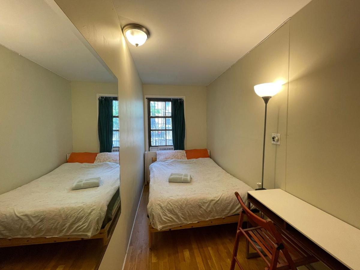 Central & Affordable Williamsburg Small Room Нью-Йорк Экстерьер фото
